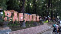 Lokasinya sangat cocok untuk beristirahat karena dipayungi oleh rindangnya puluhan mahoni berukuran besar. Meski di pinggir jalan raya, udara di sekitar tempat istirahat ini terasa sangat sejuk dan teduh.