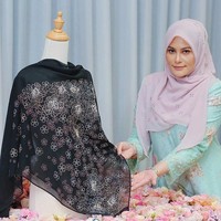 Syukur alhamdulillah selesai sudah majlis penyerahan tudung paling mahal yang pernah kami hasilkan bernilai RM50,000 kepada pemilik butik ByQiss. Tudung istimewa ini sudah pasti merupakan tudung hasil kolaborasi antara kami bersama jenama kristal antarabangsa, Swarovski, demikian tulis pihak Bawal Exclusive pada keterangan fotonya ketika menyerahkan kerudung Rp 172 juta kepada Datin Hamizan Putih pemilik butik ByQiss. Foto: Instagram @byqissbybawalexclusive