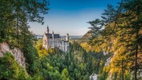 Pemandangan di sekitar kastil ini sangat indah bukan? (iStock)