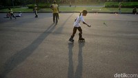 Anak-anak dan orang dewasa yang bermain dan berlatih sepatu roda di Monas ini tergabung dalam Monas group inline.
