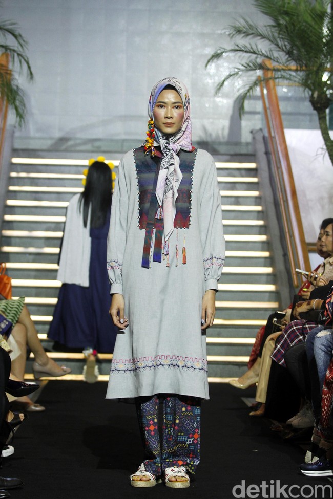 Mel Ahyar merilis koleksi busana Lebaran 2019 dari Happa yang terinspirasi dari kain tradisional suku di Filipina dalam acara Ramadhan In Style 2019, Plaza Indonesia, Jakarta, Rabu [28/05/2019]. Foto: Mohammad Abduh/Wolipop