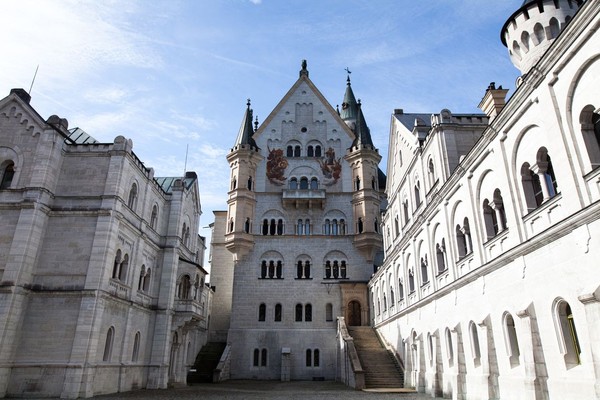 Dibangun pada tahun 1837, Kastil Neuschwanstein dibangun Raja Ludwig II, penguasa Bavaria. Ia kurang memiliki minat politik tetapi memiliki ketertarikan tinggi terhadap seni karya Richard Wagner. (iStock) Dibangun pada tahun 1837, Kastil Neuschwanstein dibangun Raja Ludwig II, penguasa Bavaria. Ia kurang memiliki minat politik tetapi memiliki ketertarikan tinggi terhadap seni karya Richard Wagner. (iStock)