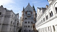 Dibangun pada tahun 1837, Kastil Neuschwanstein dibangun Raja Ludwig II, penguasa Bavaria. Ia kurang memiliki minat politik tetapi memiliki ketertarikan tinggi terhadap seni karya Richard Wagner. (iStock)