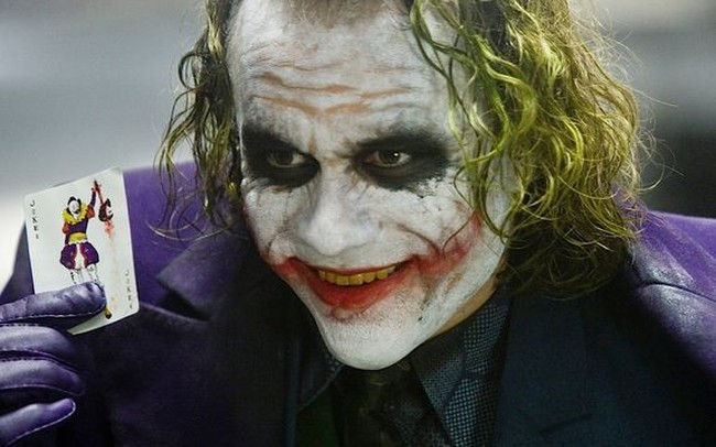 Mendiang aktor Heath Ledger pernah mengatakan kalau dia kesulitan tidur selama syuting film The Dark Knight. Dia juga mengunci diri di sebuah hotel di London agar lebih mendalami karakter villain sosiopath, Joker. Sebelum film nya tayang di bioskop, Heath Ledger meninggal karena keracunan obat. Foto: Istimewa