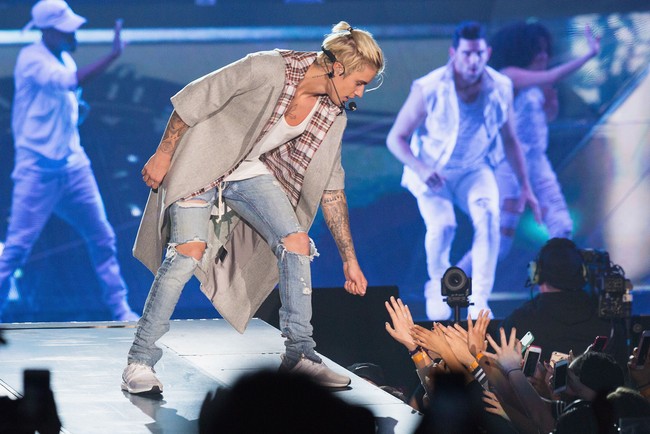 Beberapa tahun lalu, manbun sempat tren di kalangan para pria. Ia pun pernah mencobanya meski pada penampilan kali ini rambut Justin Bieber tidak benar-benar dikonde tapi hanya dikuncir. Foto: Getty Images