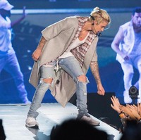 Beberapa tahun lalu, manbun sempat tren di kalangan para pria. Ia pun pernah mencobanya meski pada penampilan kali ini rambut Justin Bieber tidak benar-benar dikonde tapi hanya dikuncir. Foto: Getty Images