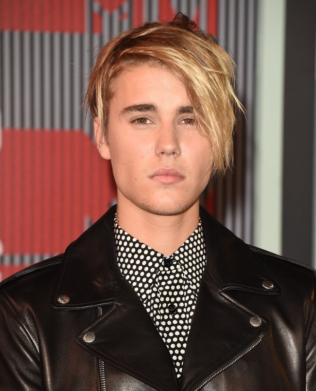 Penampilan ini menjadi salah satu gaya rambut Justin Bieber yang paling kontroversial. Justin mengejutkan publik dengan poni panjang yang terlihat emo. Foto: Getty Images