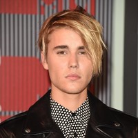 Penampilan ini menjadi salah satu gaya rambut Justin Bieber yang paling kontroversial. Justin mengejutkan publik dengan poni panjang yang terlihat emo. Foto: Getty Images