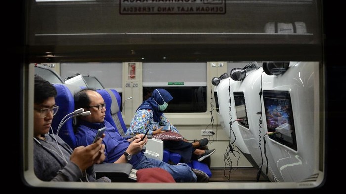Sejumlah penumpang berada didalam gerbong kereta Sleeper Luxury 2 yang dirangkaikan dengan kereta Argo Lawu jurusan Gambir-Solo Balapan sebelum berangkat di Stasiun Gambir, Jakarta, Selasa (28/5/2019). PT. Kereta Api Indonesia meluncurkan generasi baru kereta Sleeper Luxury 2 yang hanya memuat 26 kursi dengan dirangkaikan keempat kereta yaitu kereta Argo Lawu relasi Gambir-Solo Balapan, kereta Argo Dwipangga relasi Gambir -Solo Balapan, kereta Taksaka relasi Gambir-Yogyakarta, dan kereta Gajayana relasi Gambir-Malang. ANTARA FOTO/M Risyal Hidayat/pras.