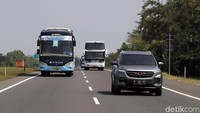 Untuk mengantisipasi penumpukan kendaraan yang melintas ruas Tol Cipali, PT Lintas Marga Sedaya (LMS) selaku pengelola Tol Cipali menyediakan parking bay.