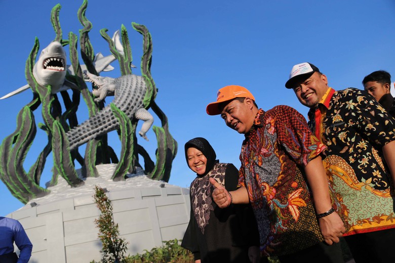 Diresmikan Risma, Patung Suroboyo Tepi Laut Jadi Kado HUT Surabaya Diresmikan Risma, Patung Suroboyo Tepi Laut Jadi Kado HUT Surabaya