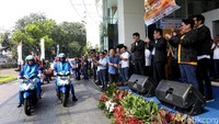 Direksi PT Astra International Tbk; Direktur Gidion Hasan (kedua kiri), Direktur Paulus Bambang Widjanarko (ketiga kiri), Direktur Johanes Loman (kedua kanan) dan Wakil Presiden Direktur Djony Bunarto Tjondro (kanan) bersama mekanik Astra saat pelepasan tim mekanik Grup Astra dalam Program Astra Holiday Campaign (AHC) di Jakarta, Rabu (29/5/2019). 