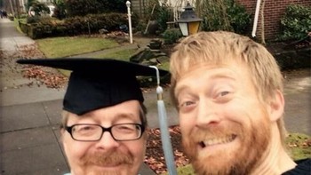 Lulus bersama sang ayah berusia 51 tahun sedangkan si anak 25 tahun di kelas yang sama pula. Foto: Boredpanda