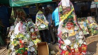Sejumlah pembeli mulai mencari parcel Lebaran di Cikini, Jakarta. Rabu (29/5/2019).