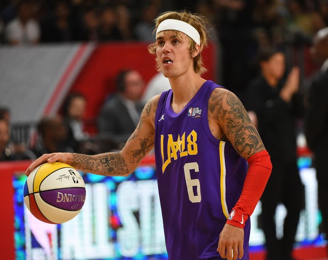Beberapa tahun belakangan, Justin Bieber tampaknya tak terlalu peduli dengan gaya rambut. Ia pun membiarkan rambutnya jadi gondrong dan berantakan. Foto: Getty Images