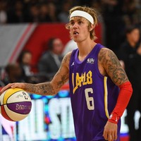 Beberapa tahun belakangan, Justin Bieber tampaknya tak terlalu peduli dengan gaya rambut. Ia pun membiarkan rambutnya jadi gondrong dan berantakan. Foto: Getty Images
