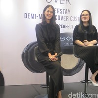 Kalau untuk hari-hari aku pakai cushion, maskara, lipstik, blush on dan lagi suka pakai shimmer untuk mata, ujar wanita yang menjadi brand ambassador pertama brand kosmetik lokal Make Over itu.  Foto: Kiki Oktaviani/Wolipop