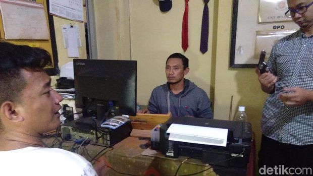 Polisi gadungan (berkaus putih) yang rampas ponsel pengendara motor di Jepara. 
