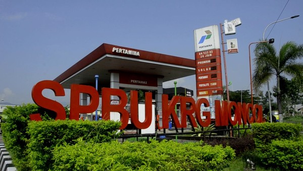Jangan kuatir kehabisan BBM kendaraan. Di sepanjang jalur ini ada sekitar empat SPBU yang saat ini stok BBMnya ditambahi untuk pemenuhan kebutuhan para pemudik. (Robby Bernardi/detikcom) Jangan kuatir kehabisan BBM kendaraan. Di sepanjang jalur ini ada sekitar empat SPBU yang saat ini stok BBMnya ditambahi untuk pemenuhan kebutuhan para pemudik. (Robby Bernardi/detikcom)