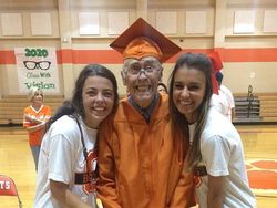 Potret Haru Bukti Pendidikan Tidak Pandang Usia