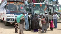 Warga di Pakistan juga memiliki tradisi mudik jelang lebaran lho. Banyaknya warga yang merantau ke kota membuat tradisi ini jadi kebiasaan rutin yang dilakukan setiap tahun jelang lebaran. Syed Zargham/Getty Images.