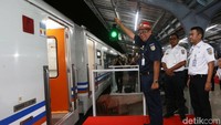 Komisaris PT KAI Riza Primadi melepas keberangkatan KA Menoreh di Stasiun Jakarta Kota, Jakarta, Rabu (29/5/2019).