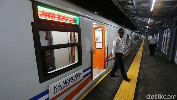 Kini Stasiun Jakarta Kota Layani Kereta Jarak Jauh Riza Primadi Komisaris PT KAI dan Dody Budiawan Direktur Komersial PT KAI saat berbincang dengan penumpang KA Menoreh di Stasiun Jakarta Kota, Jakarta, Rabu (29/5/2019). Musim mudik lebaran mulai hari ini stasiun Jakarta Kota melayani pemberangkatan kereta jarak jauh. Adapun kereta yang berangkat dari stasiun ini adalah KA Kutojaya Utara, KA Jayakarta Premium dan KA Menoreh.