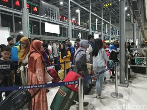 H-7 Lebaran, Stasiun Senen Dibanjiri Pemudik