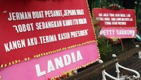 Sejumlah karangan bunga berisi ucapan terima kasih untuk TNI-Polri hingga Presiden Joko Widodo menghiasi sepanjang Jalan Medan Merdeka Barat, Rabu (29/5/2019).