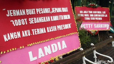 Beragam Karangan Bunga Lucu Mejeng di Pagar Monas