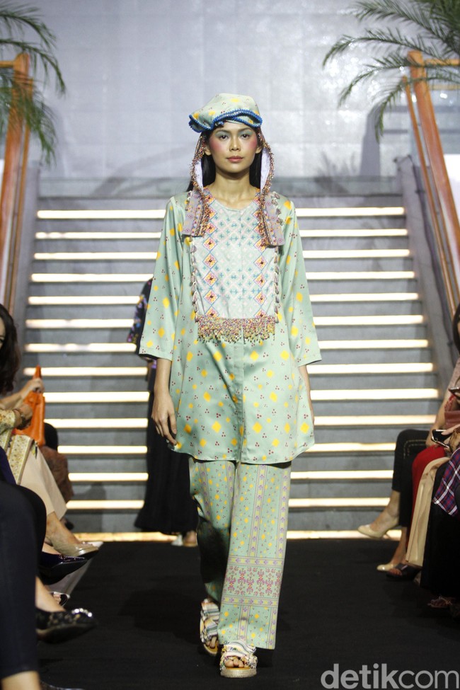 Mel Ahyar merilis koleksi busana Lebaran 2019 dari Happa yang terinspirasi dari kain tradisional suku di Filipina dalam acara Ramadhan In Style 2019, Plaza Indonesia, Jakarta, Rabu [28/05/2019]. Foto: Mohammad Abduh/Wolipop