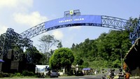 Setelah melepas penat dengan beristirahat di loaksi ini, perjalanan dilanjutkan kembali. Di sepanjang jalan menuju ke Purwokerto nampak para penjual buah nanas madu seakan menyambut kehadiran pemudik. (Robby Bernardi/detikcom)
