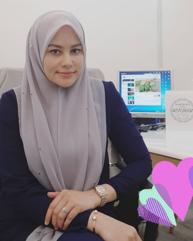 Datin Hamizan Putih sendiri merupakan reseller dari kerudung Bawal Exclusive. Dia aktif menjual kerudung dari brand lokal Malaysia tersebut. Dan dengan membeli kerudung seharga Rp 172 juta, menurut pihak Bawal Exclusive, hal tersebut bisa menjadi personal branding dari Datin Hamizan menjadi lebih baik. Foto: Instagram @byqissbybawalexclusive