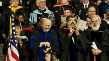 Potret epic saat upacara wisuda di mana para peserta wisudawan berdiri menyambut sang nenek menerima gelarnya. Foto: Boredpanda