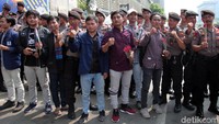 Koordinator SMCE, Wasil mengatakan dukungan untuk aparat kepolisian untuk mengusut tuntas dalang kerusuhan aksi 22 Mei itu dilakukan agar dapat menciptakan keamanan dan kedamaian di Indonesia.