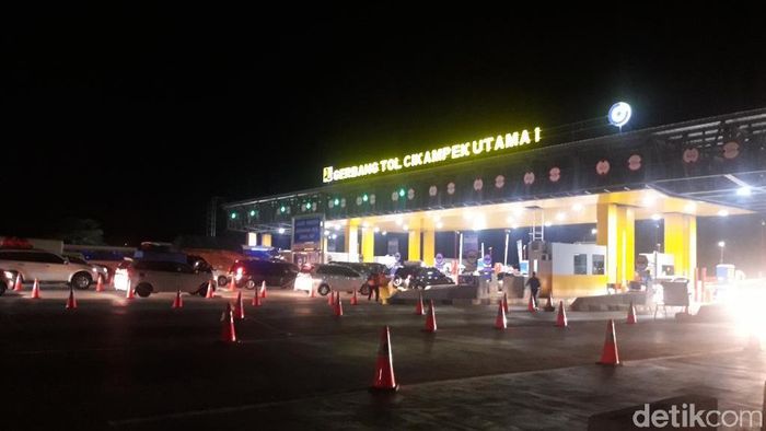 Foto: Kepadatan pemudik mulai terpantau di Gerbang Tol Cikampek Utama I (Isal-detikcom). Foto: Kepadatan pemudik mulai terpantau di Gerbang Tol Cikampek Utama I (Isal-detikcom).