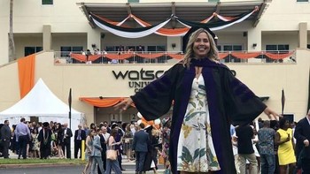 Wanita ini lulus dari sekolah hukum di Amerika pada usianya 55 tahun, tiga belas tahun setelah berimigrasi dari pengasingan di Venezuela. Foto: Boredpanda