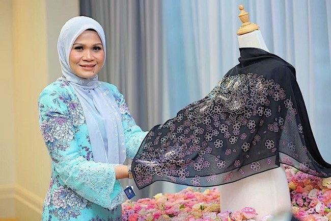 Menyadari kerudung mahal mereka menjadi kontroversi, pihak Bawal Exclusive menyampaikan melalui media sosialnya bahwa wajar jika karya mereka dipersoalkan. Namun menurut mereka tidak ada salahnya seorang wanita menghadiahi dirinya sendiri sebuah benda yang mahal dan eksklusif sebagai buah dari hasil kerja kerasnya. Sebagai wanita yang istiqamah dalam menjaga aurat, tidak salah rasanya untuk memakai tudung eksklusif ini kerana ia akan turut memberi motivasi untuk bekerja lebih keras terutamanya dalam kalangan wanita pantai timur yang terkenal dengan semangat keusahawanan mereka, tulis pihak Bawal Exclusive. Foto: Facebook Bawal Exclusive