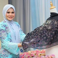 Menyadari kerudung mahal mereka menjadi kontroversi, pihak Bawal Exclusive menyampaikan melalui media sosialnya bahwa wajar jika karya mereka dipersoalkan. Namun menurut mereka tidak ada salahnya seorang wanita menghadiahi dirinya sendiri sebuah benda yang mahal dan eksklusif sebagai buah dari hasil kerja kerasnya. Sebagai wanita yang istiqamah dalam menjaga aurat, tidak salah rasanya untuk memakai tudung eksklusif ini kerana ia akan turut memberi motivasi untuk bekerja lebih keras terutamanya dalam kalangan wanita pantai timur yang terkenal dengan semangat keusahawanan mereka, tulis pihak Bawal Exclusive. Foto: Facebook Bawal Exclusive