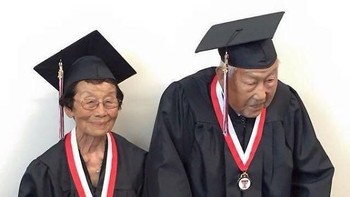 Pasangan lansia ini akhirnya menerima ijasah sekolah menengah mereka setelah dipaksa ke Kamp Penahanan selama perang dunia II. Foto: Boredpanda