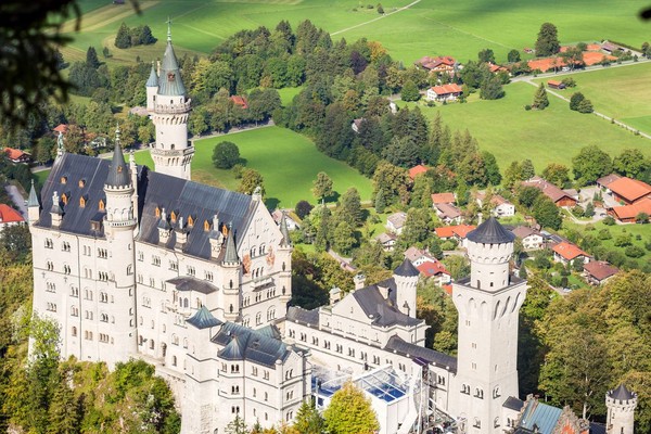 Traveler perlu trekking 40 menit dan waktu tur di dalam istana 30 menit. Namun semua akan terbayar oleh keindahan kastil dan pemandangan dari atas bukit (iStock)