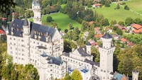 Traveler perlu trekking 40 menit dan waktu tur di dalam istana 30 menit. Namun semua akan terbayar oleh keindahan kastil dan pemandangan dari atas bukit (iStock)