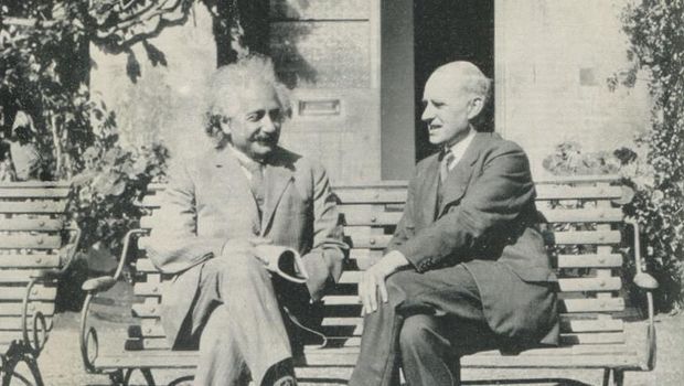 Albert Einstein (kiri) dan Eddington.