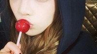 Punya wajah yang imut, Hara sering berpose dengan permen lolipop hingga posenya semakin menggemaskan. Foto: Instagram @koohara__