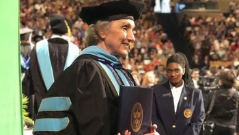 Foto kelulusan di mana salah satunya ada yang paling tua yakni berusia 92 tahun. Foto: Boredpanda