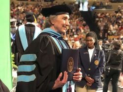 Potret Haru Bukti Pendidikan Tidak Pandang Usia