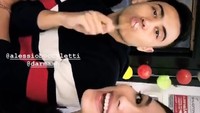 Kali ini wanita berusia 19 tahun itu berswafoto dengan rekan-rekannya saat ngemil bersama di Spanyol. Kira-kira hidangan apa yang dimakan mereka kala itu, ya? Foto: Instagram frederikacull