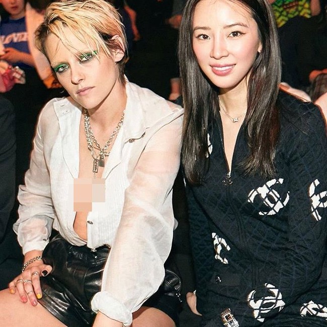 Kristen Stweart lalu menyempurnakan riasan matanya dengan eyeshadow bold berwarna hijau neon. Sementara itu rambutnya hadir dengan gaya pixie cut yang ditata dalam nuansa wet-look sehingga meninggalkan kesan edgy pada penampilannya. (Foto: Instagram)