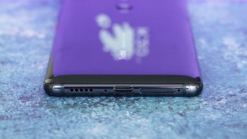 Bagian bawah terdapat speaker dan USB Type C. Foto: Sina Mobile