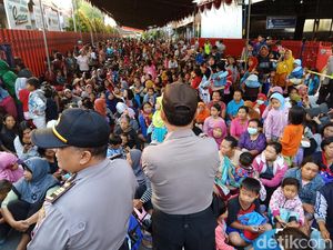 Tradisi Salam Tempel di Kediri, Ribuan Warga Antre Sejak Pagi